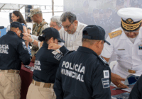 Entrega Amado Cruz Malpica ascensos a 13 policías municipales de Coatzacoalcos