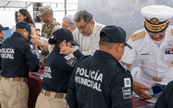 Entrega Amado Cruz Malpica ascensos a 13 policías municipales de Coatzacoalcos