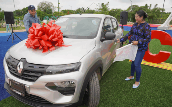 Ponciano Vázquez hace entrega de un automóvil a ganadora en la rifa del Día del Maestro.