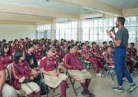 Unidad Médica Municipal lleva acciones preventivas contra el dengue a escuelas de Cosoleacaque.