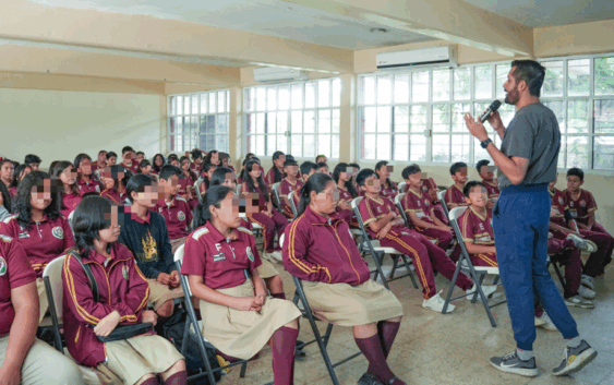 Unidad Médica Municipal lleva acciones preventivas contra el dengue a escuelas de Cosoleacaque.