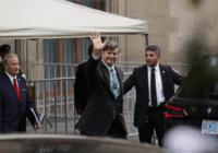 Termina reunión de Christopher Landau con Claudia Sheinbaum; evita dar declaraciones