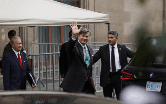 Termina reunión de Christopher Landau con Claudia Sheinbaum; evita dar declaraciones