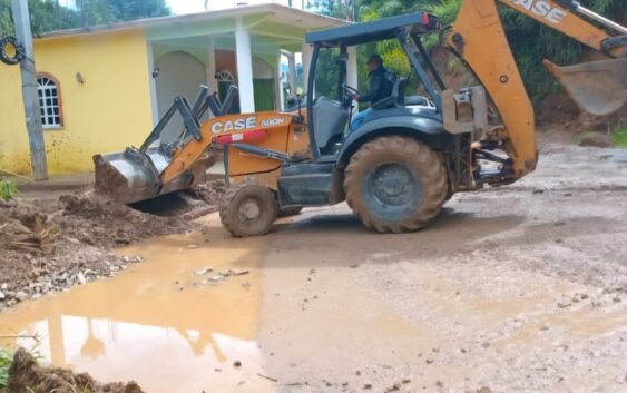 Por derrumbes, carretera Astacinga-Tehuipango mantiene cierre parcial