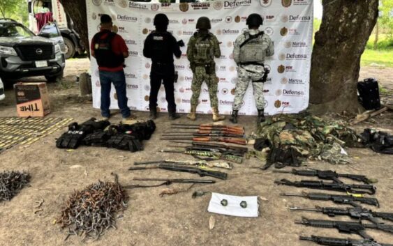 Arsenal de guerra y granadas, abandonado tras enfrentamiento en Veracruz