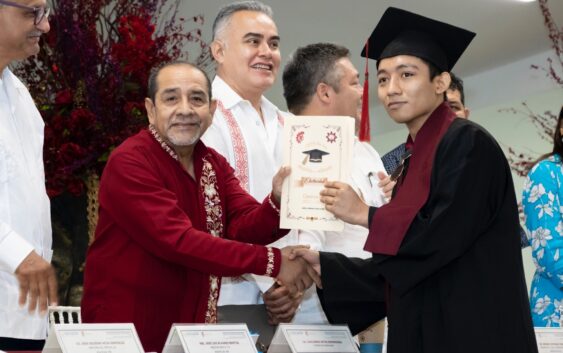 Guillermo Reyes Espronceda padrino de generación del CBTIS 213 en Minatitlán