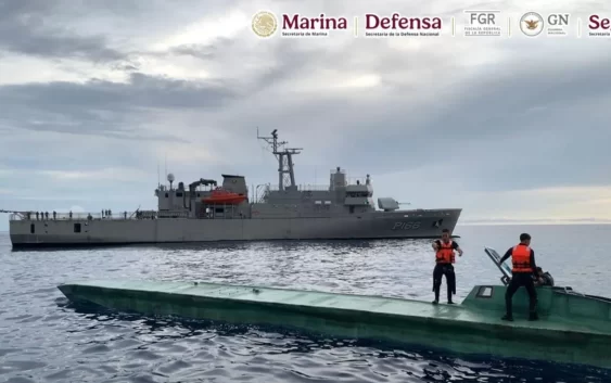En una operación marítima, la Armada de México intercepta submarino, frente a las costas de guerrero