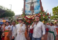 Participa alcalde de Cosoleacaque en el paseo de flores de La Preciosa Sangre de Cristo.