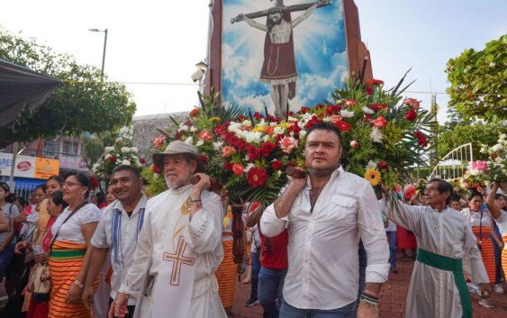 Participa alcalde de Cosoleacaque en el paseo de flores de La Preciosa Sangre de Cristo.