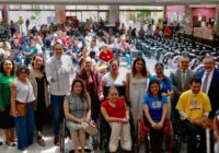 Atestigua Tanya Viveros la entrega de sillas de ruedas a personas con discapacidad