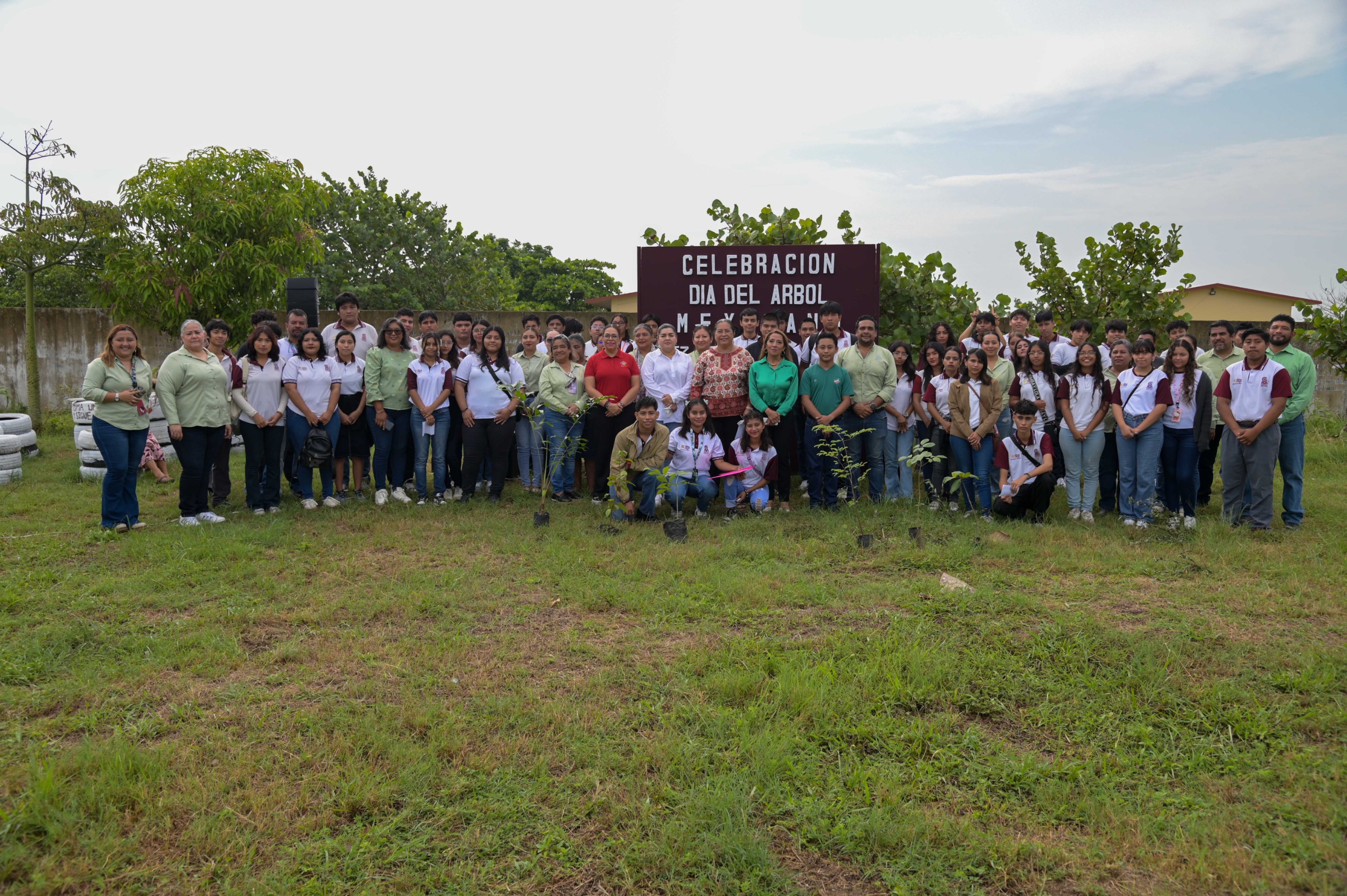 Reconoce gobierno de Coatzacoalcos labor ecológica del Cobaev 68 con entrega de árboles
