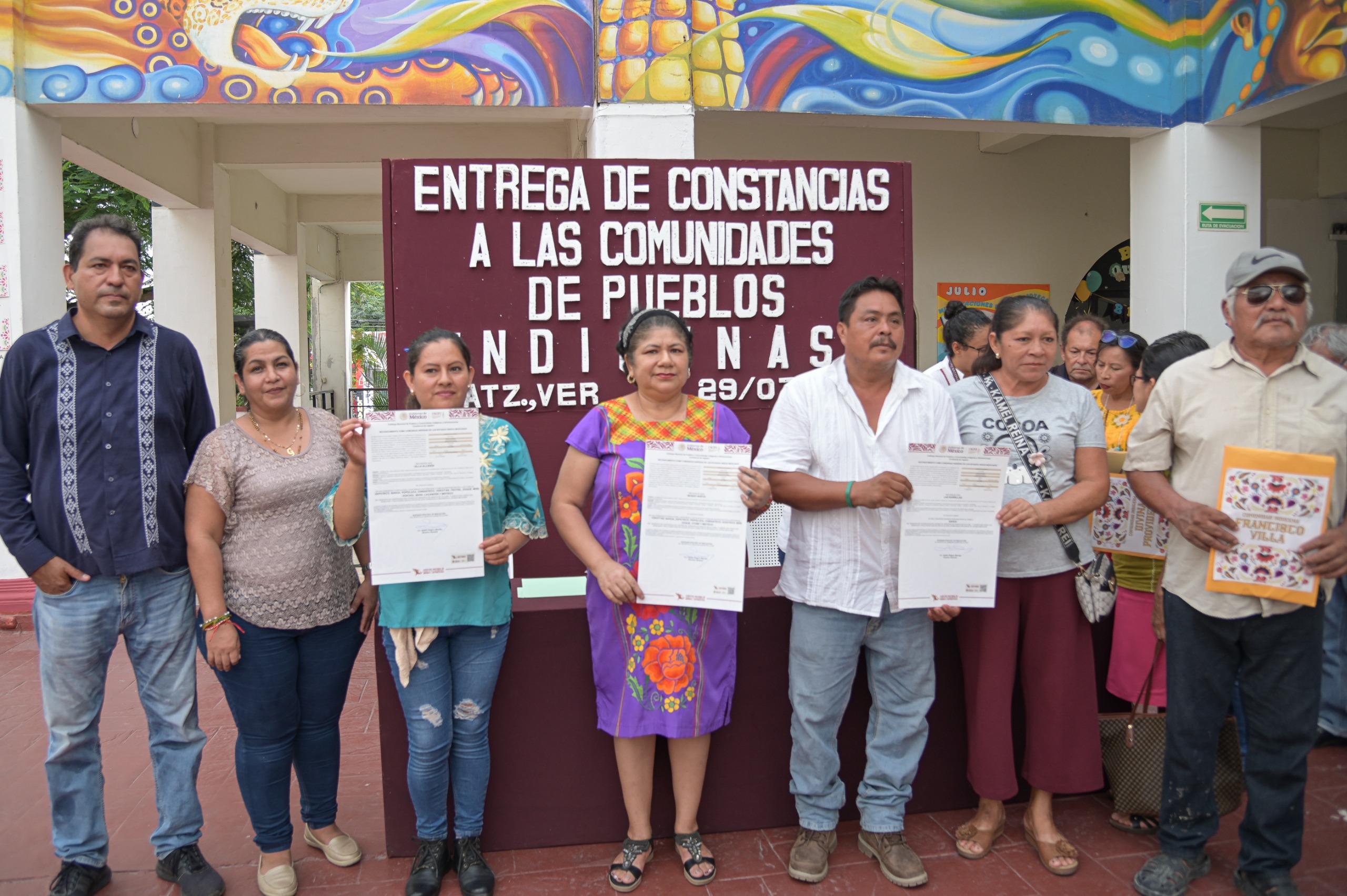 Entregan constancias del INPI a comunidades indígenas de Coatzacoalcos