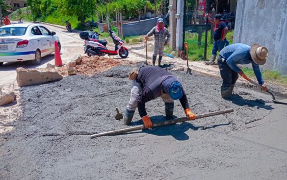 Gobierno de Cosoleacaque mantiene activo el programa de bacheo.