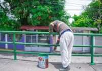 El  Ayuntamiento de Cosoleacaque da mantenimiento a barandales del bulevar.