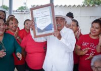 Gobierno municipal reconoce destacada trayectoria de danzoneros de Cosoleacaque.