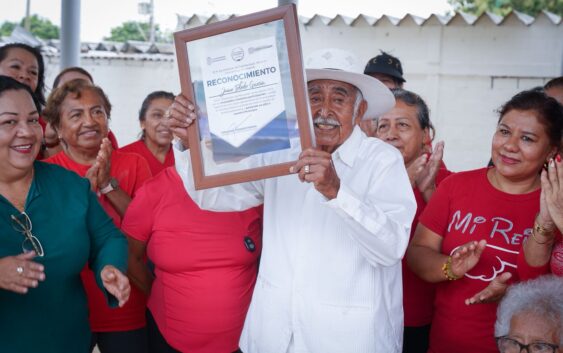 Gobierno municipal reconoce destacada trayectoria de danzoneros de Cosoleacaque.