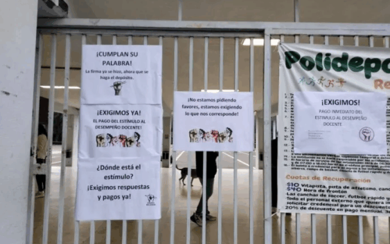 Profesores de la Normal Veracruzana toman la institución