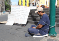 Hombre se encadena a un poste de la plaza Lerdo e inicia huelga de hambre.