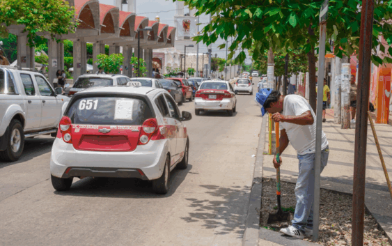 Cuadrillas de Limpia Pública de Cosoleacaque trabajan para mantener entornos más limpios.