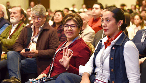 Rosa María Hernández Espejo, aplaudida en CDMX en sesión de MORENA