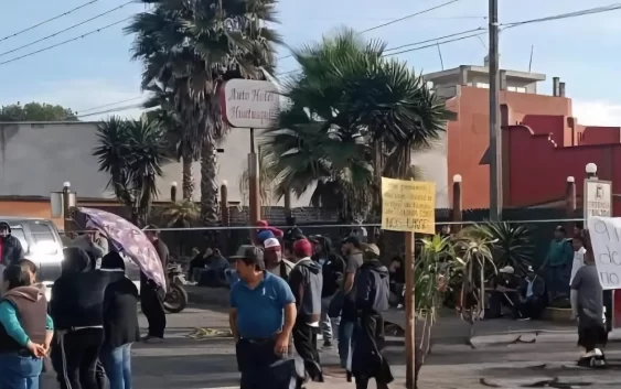 Vecinos de Coscomatepec bloquean la carretera federal Fortín-Huatusco exigen concluir obras públicas