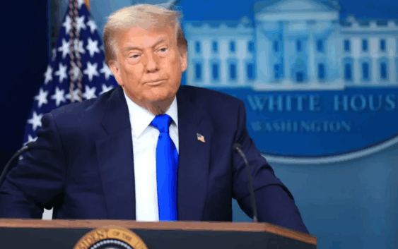 Eliminación de ciudadanía por nacimiento impulsada por Trump entraba en vigor este domingo, pero los tribunales lo bloquearon