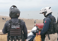 Mujer moviliza a personal de rescate tras meterse sin ropa a la playa de Coatzacoalcos