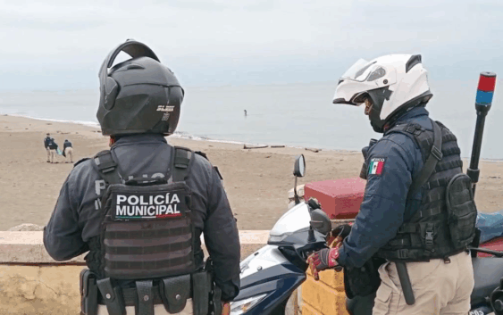 Mujer moviliza a personal de rescate tras meterse sin ropa a la playa de Coatzacoalcos