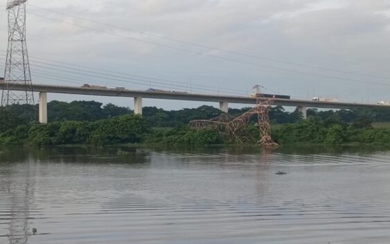 Colapsan torres de alta tensión tras la fuerte tormenta que azotó anoche al sur de Veracruz