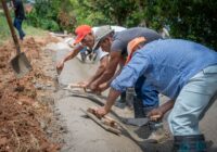 Avanza construcción de cuneta en el Barrio Tercero de Cosoleacaque