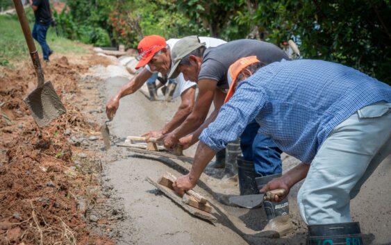 Avanza construcción de cuneta en el Barrio Tercero de Cosoleacaque