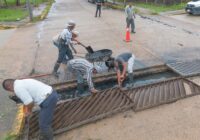 Trabajos continuos de desazolve de canales y limpieza de trincheras en Cosoleacaque