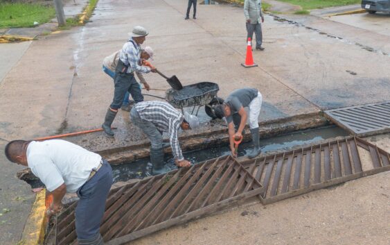 Trabajos continuos de desazolve de canales y limpieza de trincheras en Cosoleacaque