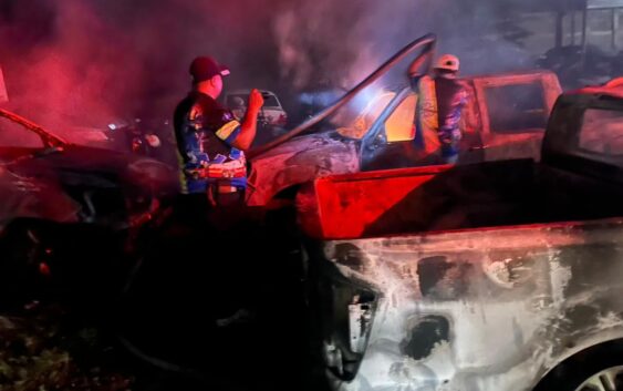 Provocan incendio en corralón de “Grúas MG” en Acayucan; 27 vehículos afectados