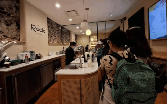 … y mientras tanto, chocolatería de Andy, a todo lo que da