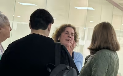 Y a todo esto, Beatriz Gutiérrez estaba en el aeropuerto de Minatitlán