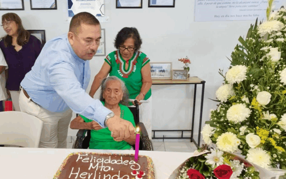 Rinde Policía Municipal y comunidad homenaje a la maestra Herlinda Acosta