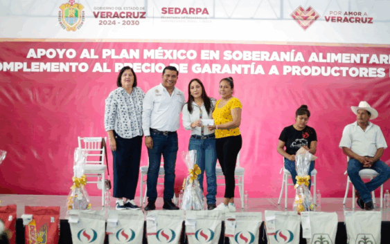 La alcaldesa de Acayucan dio la bienvenida y agradeció por “Apoyo al Plan México en Soberanía Alimentaria” a la gobernadora