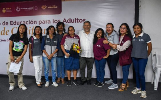 Avanza Coatzacoalcos en la alfabetización con la entrega de certificados del IVEA
