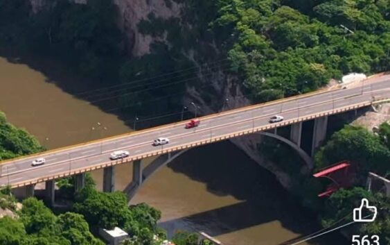 Subsecretaria de Turismo del Estado de Chiapas se lanza del puente Belisario Domínguez; la reportan grave