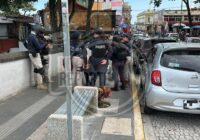 Policías logran auxiliar a una mujer en el puente Xallitic