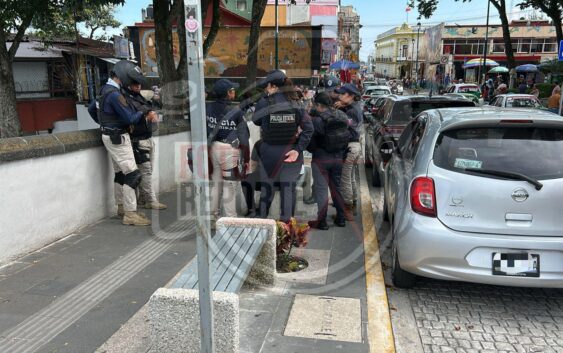 Policías logran auxiliar a una mujer en el puente Xallitic