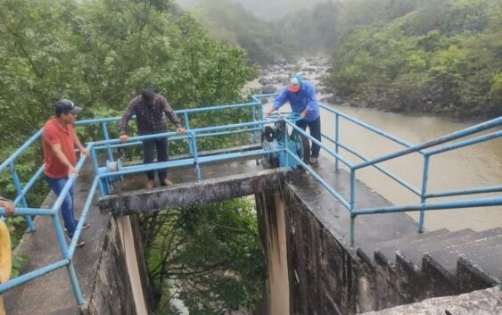 Cierran ejidatarios la presa Yuribia en Tatahuicapan por incumplimiento de Coatzacoalcos