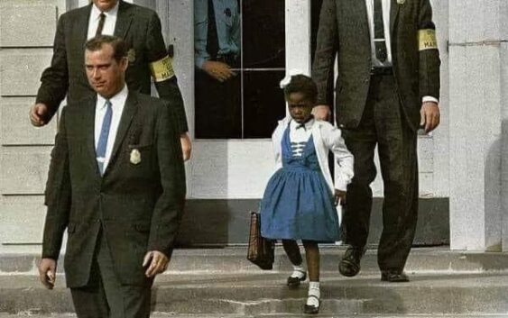 Con 6 años, es escoltada por delegados federales en Louisiana, 14 / nov / 1960.