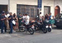 Reclaman a rector de UPAV cese de directivos y cierre de plazas; personal exige pago de salarios