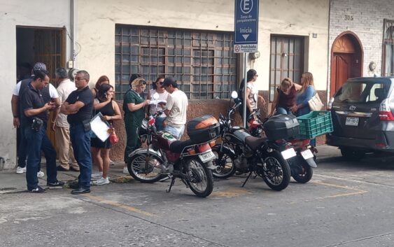 Reclaman a rector de UPAV cese de directivos y cierre de plazas; personal exige pago de salarios