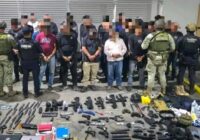 Detienen a 38 miembros de ‘La Luz del Mundo’ con réplicas de armas y equipo táctico en Michoacán