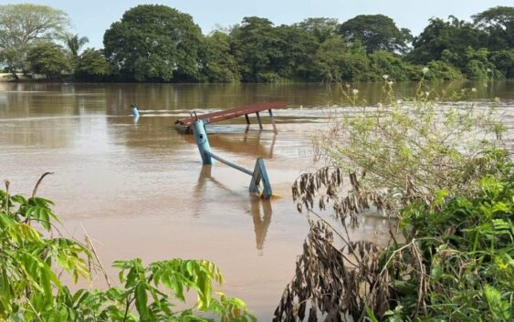Suspenden servicio de panga entre Hidalgotitlán y Jáltipan por hundimiento.