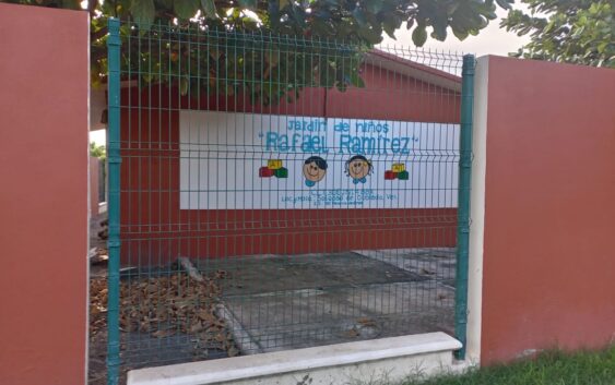 PADRES DE FAMILIA Y NIÑOS DE KINDER TRANSITAN POR ESTA CALLE EN SOLEDAD DE DOBLADO