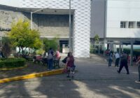 Trabajadores de limpieza para labores en el CAE Doctor Rafael Lucio en Xalapa, en protesta por falta de pago